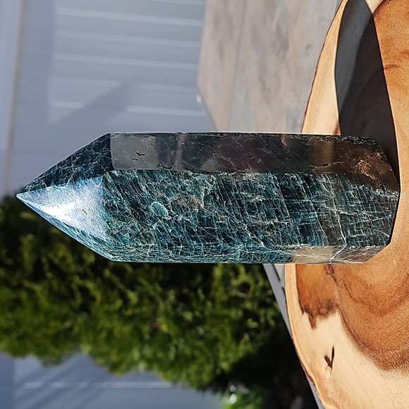 Large Green Apatite Tower 890 grams 6.5" - Picture 6 of 6